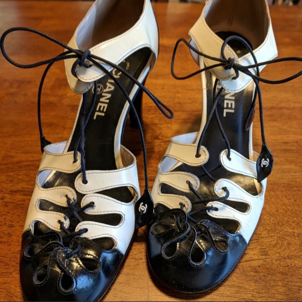CHANEL Heels. Black and White. Size 38